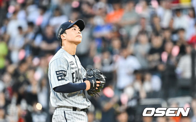 [OSEN=수원, 박준형 기자] 3일 오후 수원KT위즈 파크에서 2026 신한 SOL KBO리그 KT 위즈와 한화 이글스의 경기가 진행됐다.이날 KT는 고영표를, 한화는 왕옌청을 선발투수로 내세웠다.1회말 한화 선발투수 왕옌청이 두 타자 연속 볼넷 허용한뒤 아쉬워하고 있다.     2026.09.03 / soul1014@osen.co.kr