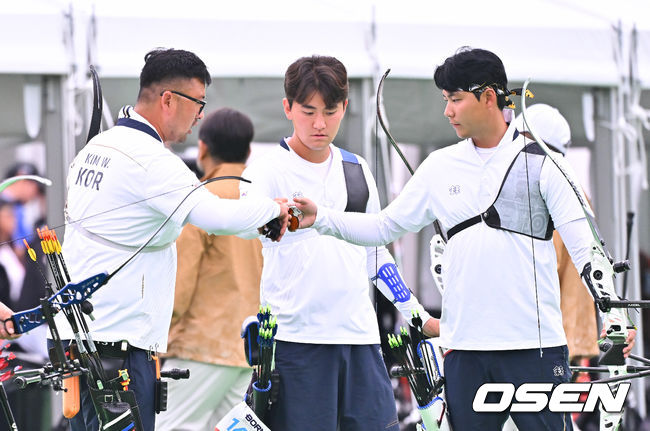 [OSEN=아이치현(일본), 박준형 기자]  27일 일본 아이치현 오카자키 중앙종합공원 다목적광장에서 '2026 아이치·나고야 아시안게임' 양궁 리커브 남자 단체 8강전이 진행됐다.랭킹 라운드에서 아시안게임 신기록을 잇달아 작성한 양궁대표팀은 리커브의 강세를 이어가는 동시에 3년 전 항저우에서 인도에 내줬던 컴파운드 정상 탈환까지 노린다.경기 앞서 리커브 남자 단체 대표팀이 파이팅을 하고 있다.  2026.09.27 / soul1014@osen.co.kr