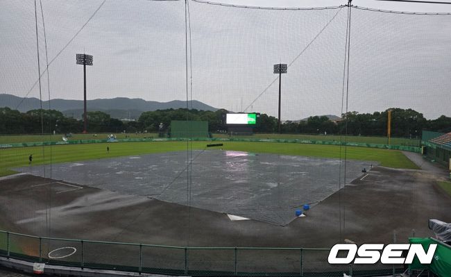 [OSEN=도요하시(일본), 이후광 기자] 방수포가 덮힌 도요하시 구장 / backlight@osen.co.kr