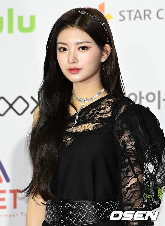 [OSEN=조은정 기자] 2일 오후 서울 강서구 KBS 아레나홀에서 2021 Asia Artist Awards(2021 AAA) 레드카펫 행사가 열렸다. 에버글로우 이런이 포즈를 취하고 있다. 2021.12.02 /cej@osen.co.kr