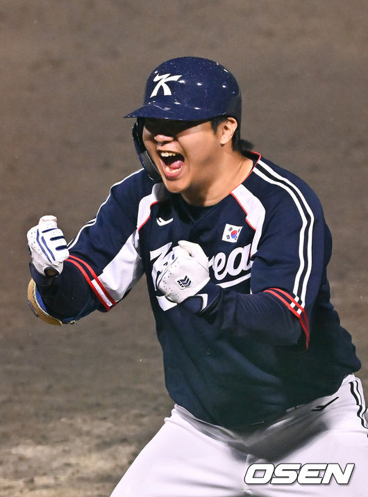 [OSEN=도요하시(일본), 박준형 기자] 27일 일본 아이치현 도요하시 시민구장에서 '2026 아이치·나고야 아시안게임' 야구 결승전 한국과 일본의 경기가 진행됐다. 한국 야구대표팀은 조별리그 대만전 승리와 슈퍼라운드 1승 1패로 결승에 진출했다. 슈퍼라운드에서 0-5로 패했던 일본과 재대결. 대표팀이 승리할 경우 아시안게임 5연패를 달성한다.8회초 2사 1,2루 문보경이 1타점 적시타 날린뒤 환호하고 있다 . 2026.09.27 / soul1014@osen.co.kr