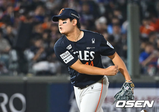 [OSEN=부산, 이석우 기자] 27일 부산 사직야구장에서 2026 신한 SOL KBO 리그 롯데 자이언츠와 한화 이글스의 경기가 열렸다. 홈팀 롯데는 나균안이, 방문팀 한화는 이상규가 선발 출전했다.한화 이글스 김서현이 역투하고 있다. 2026.09.27 / foto0307@osen.co.kr