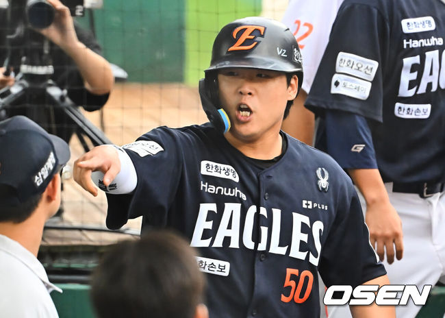 [OSEN=부산, 이석우 기자] 27일 부산 사직야구장에서 2026 신한 SOL KBO 리그 롯데 자이언츠와 한화 이글스의 경기가 열렸다. 홈팀 롯데는 나균안이, 방문팀 한화는 이상규가 선발 출전했다.한화 이글스 강백호가 1회초 1사 1,3루 허인서의 좌익수 희생 플라이때 득점을 올리고 세리머니를 하고 있다. 2026.09.27 / foto0307@osen.co.kr