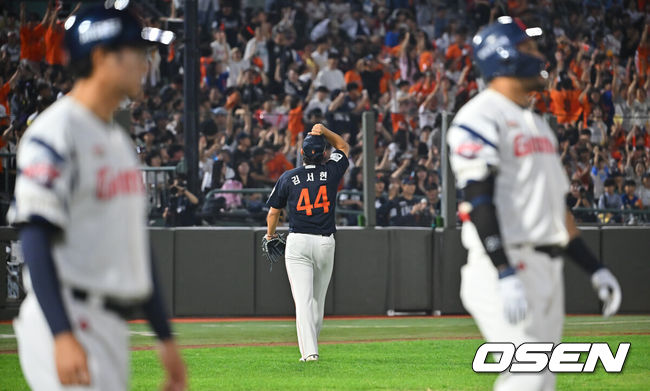 [OSEN=부산, 이석우 기자] 27일 부산 사직야구장에서 2026 신한 SOL KBO 리그 롯데 자이언츠와 한화 이글스의 경기가 열렸다. 홈팀 롯데는 나균안이, 방문팀 한화는 이상규가 선발 출전했다.한화 이글스 김서현이 8회말 2사 만루 롯데 자이언츠 레이예스를 좌익수 파울플라이로 잡고 기뻐하고 있다. 2026.09.27 / foto0307@osen.co.kr