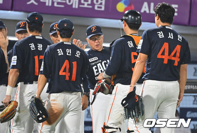 [OSEN=부산, 이석우 기자] 27일 부산 사직야구장에서 2026 신한 SOL KBO 리그 롯데 자이언츠와 한화 이글스의 경기가 열렸다. 홈팀 롯데는 나균안이, 방문팀 한화는 이상규가 선발 출전했다.한화 이글스 김경문 감독이 롯데 자이언츠에 6-2로 승리한 후 축하 하이파이브를 하고 있다. 2026.09.27 / foto0307@osen.co.kr