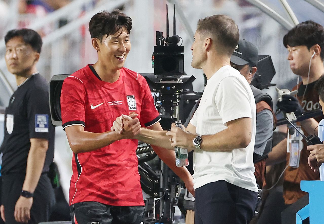 24일 경기도 수원월드컵경기장에서 열린 축구 국가대표팀 평가전 대한민국과 에콰도르의 경기. 한국 모레노 임시 감독이 교체된 손흥민과 환하게 웃으며 인사하고 있다. 연합뉴스