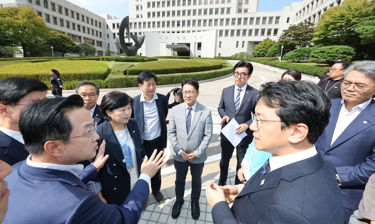 더불어민주당 한병도 원내대표, 국회 법제사법위원회 서영교 위원장 등이 23일 조희대 대법원장 대법관 재제청 거부 관련 서울 서초구 대법원을 항의 방문하고 있다. 연합뉴스