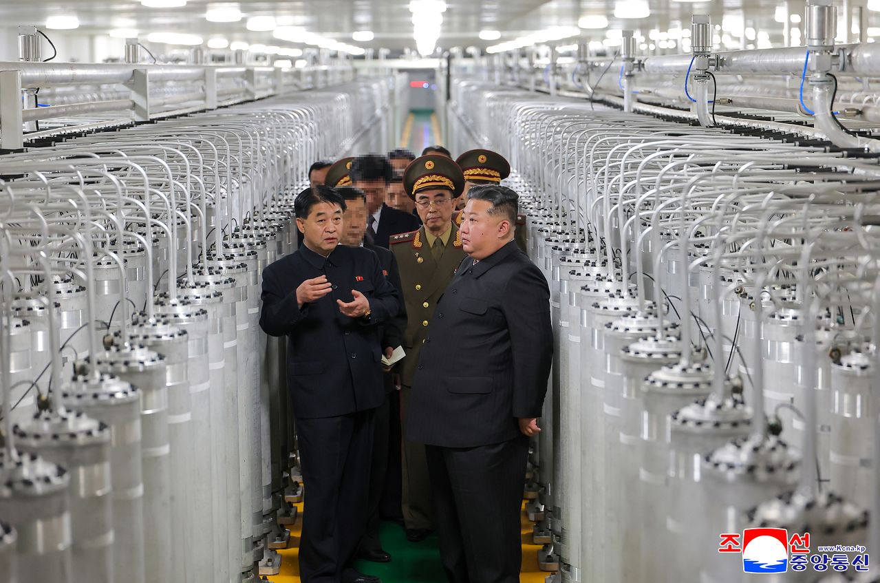 김정은 북한 국무위원장이 시진핑 중국 국가주석의 방북 직전인 지난 6월 3일 최성남 군수공업부 부부장과 함께 새로 가동한 핵물질 생산공장에서 원심분리기 사이로 생산공장을 둘러보고 있다. 연합뉴스