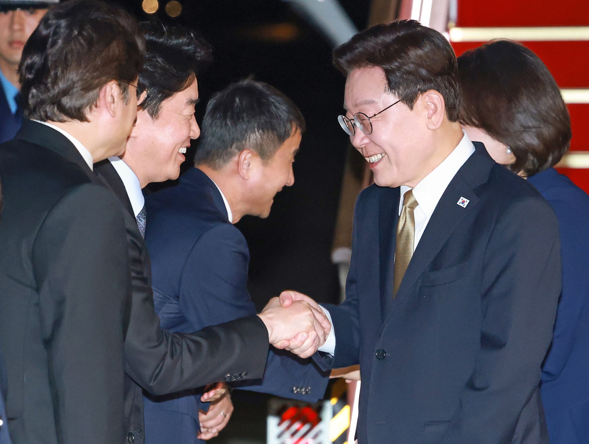 미국과 멕시코 순방을 마치고 귀국한 이재명 대통령이 27일 성남 서울공항에서 영접 나온 강훈식 비서실장과 인사하고 있다. 연합뉴스