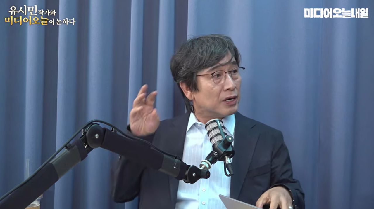 유시민 작가는 22일 미디어오늘 유튜브에 출연해 검찰개혁과 관련해 “대통령이 국민을 속였다”고 주장했다. 유튜브 캡처