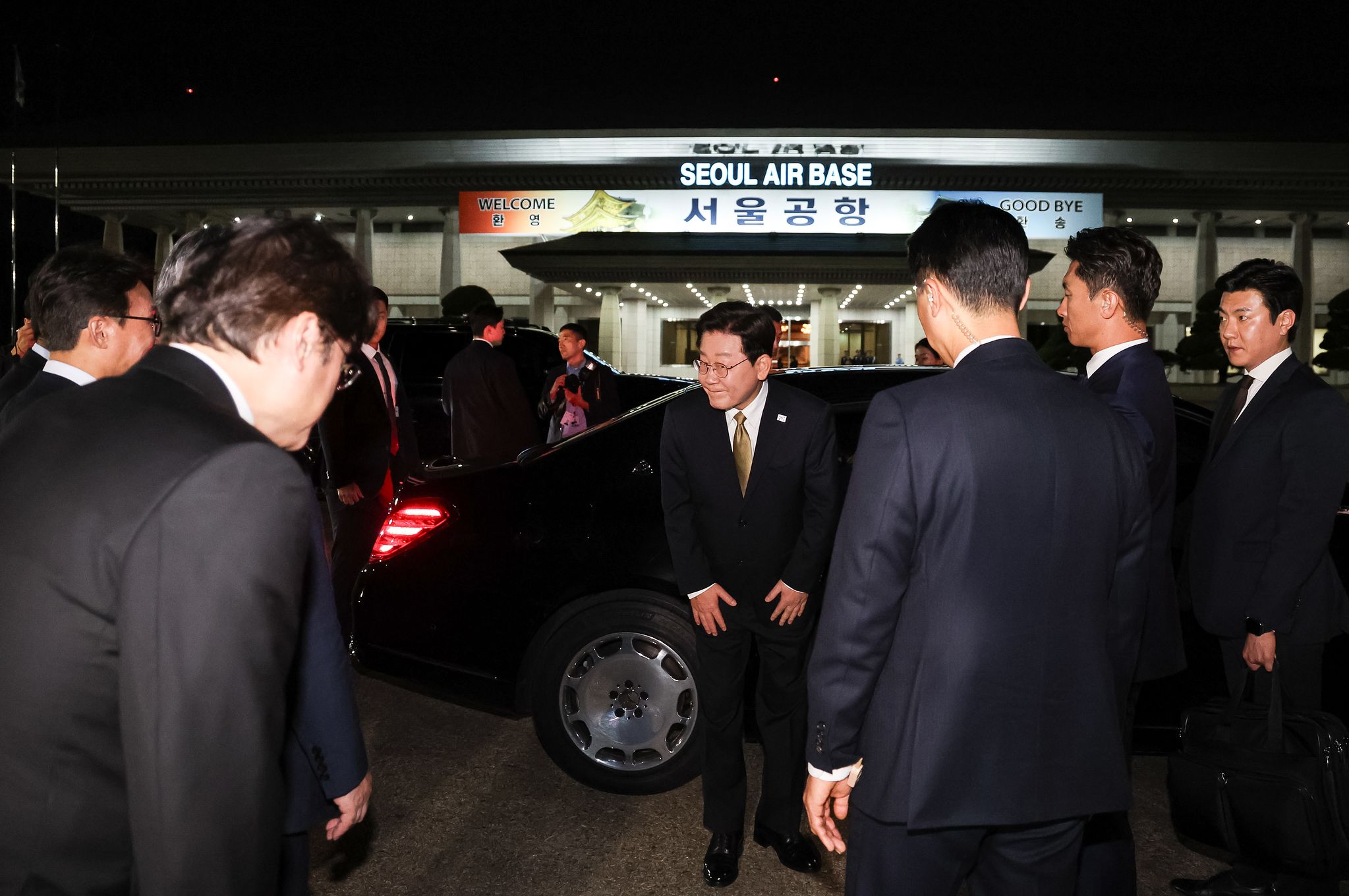 유엔총회·멕시코 국빈방문 일정을 마친 이재명 대통령이 27일 경기 성남 서울공항에 도착해 환영객들과 인사를 나누고 있다. 뉴스1