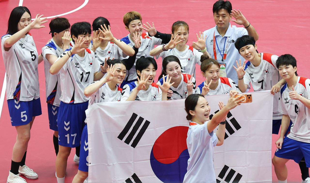 5일 일본 나고야 팔로마 미즈호 아레나에서 열린 2026 아이치·나고야 아시안게임 세팍타크로 여자 팀레구 결승 대한민국과 태국의 경기에서 패배 후 은메달을 확정지은 한국 선수들이 태극기를 들고 기념 촬영을 하고 있다. 뉴스1