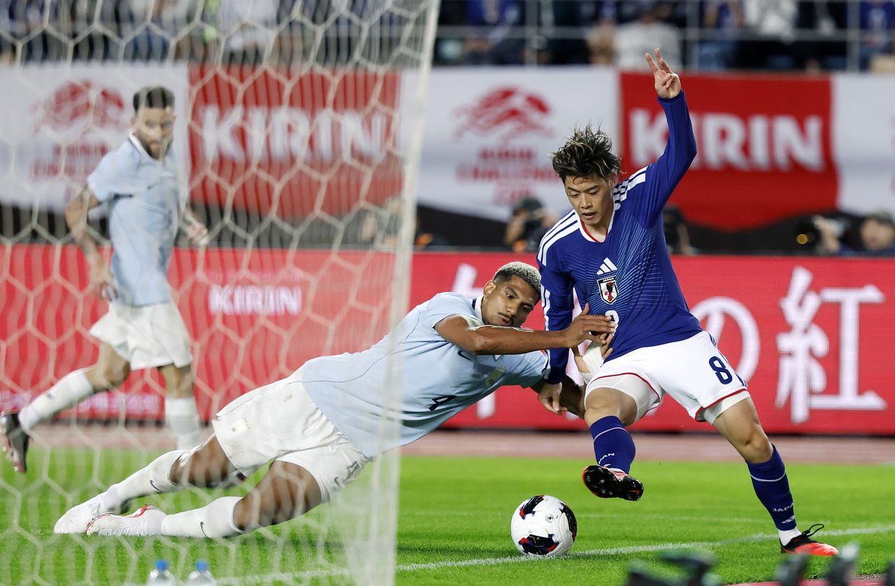 2026년 9월 24일 일본 북부 리후에서 열린 축구 친선경기 후반전, 일본 스즈키 유이토가(오른쪽)가 우루과이 로날드 아라우호와 공을 다투고 있다. AP=연합뉴스
