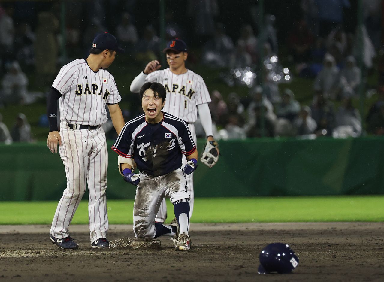  27일 일본 아이치현 도요하시 시민구장에서 열린 2026 아이치·나고야 아시안게임 결승 한국과 일본의 경기. 8회초 선두타자 한국 김지찬이 2루타를 친 뒤 기뻐하고 있다. 연합뉴스