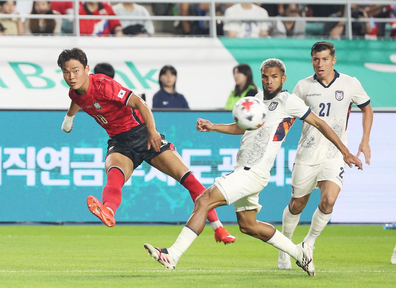 24일 경기도 수원월드컵경기장에서 열린 축구 국가대표팀 평가전 대한민국과 에콰도르의 경기. 한국 오현규가 크로스를 올리고 있다. 연합뉴스
