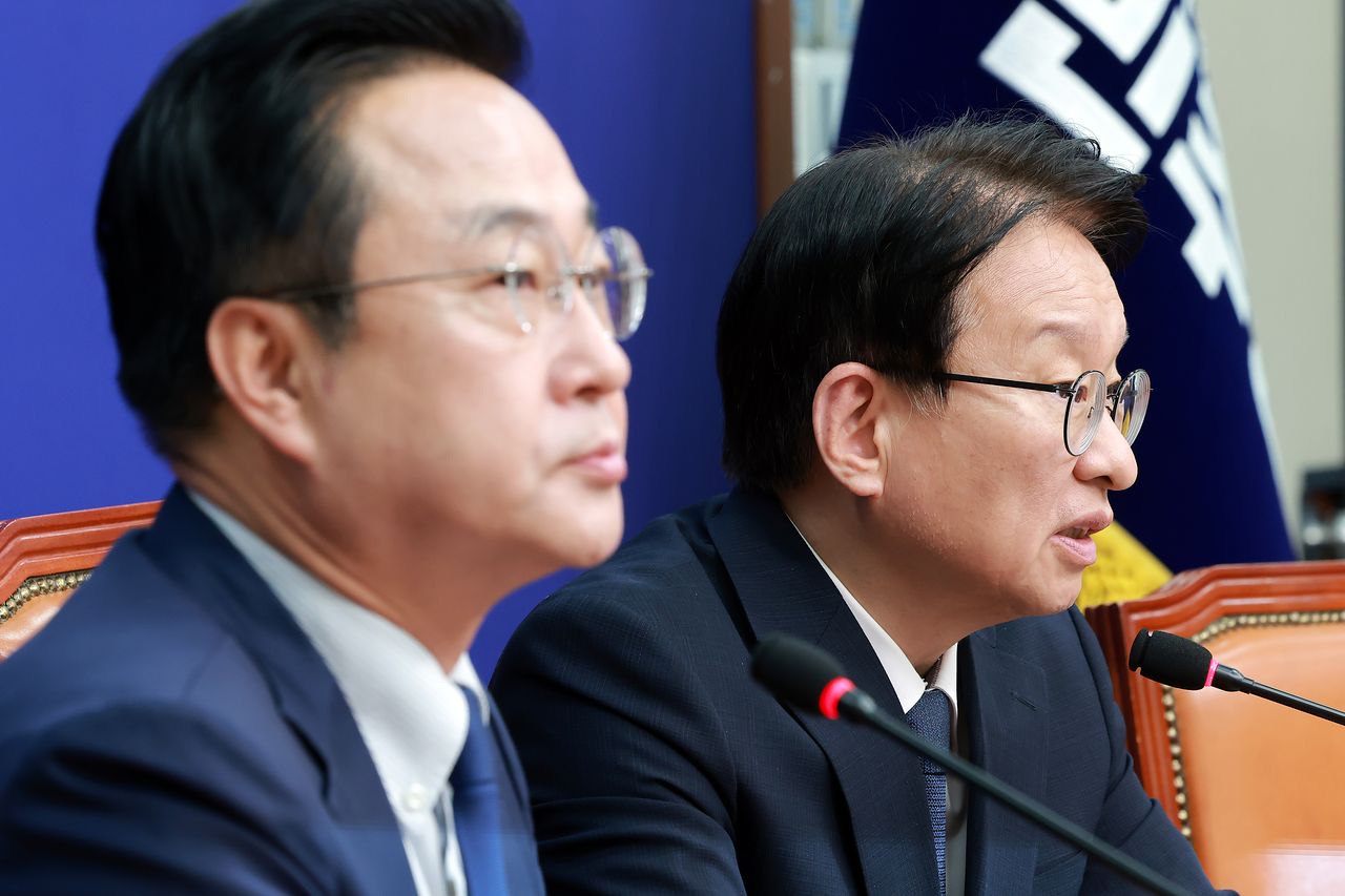 더불어민주당 권칠승 정책위의장과 박성준 수석대변인이 27일 국회에서 추석민심 기자간담회를 하고 있다. 연합뉴스