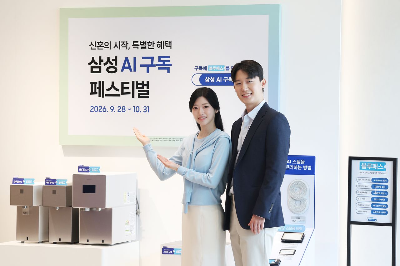 28일 서울 강남구 삼성스토어 청담점에서 모델들이 할인 프로모션인 '삼성전자 AI 구독 페스티벌'을 홍보하고 있다. 연합뉴스