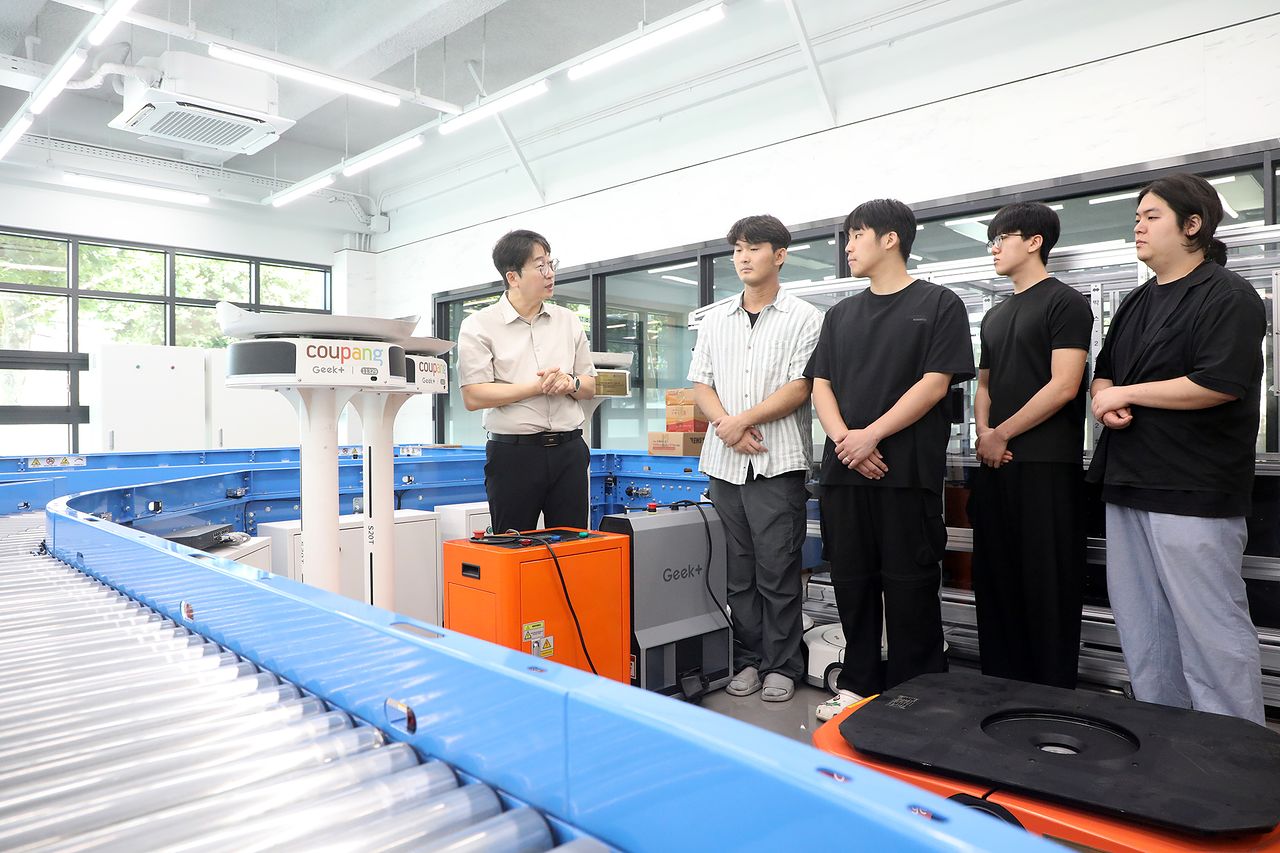 성금길 영남이공대학교 교수가 AI물류교육센터에서 학생들에게 인공지능(AI) 기반 물류자동화 시스템을 설명하고 있다.