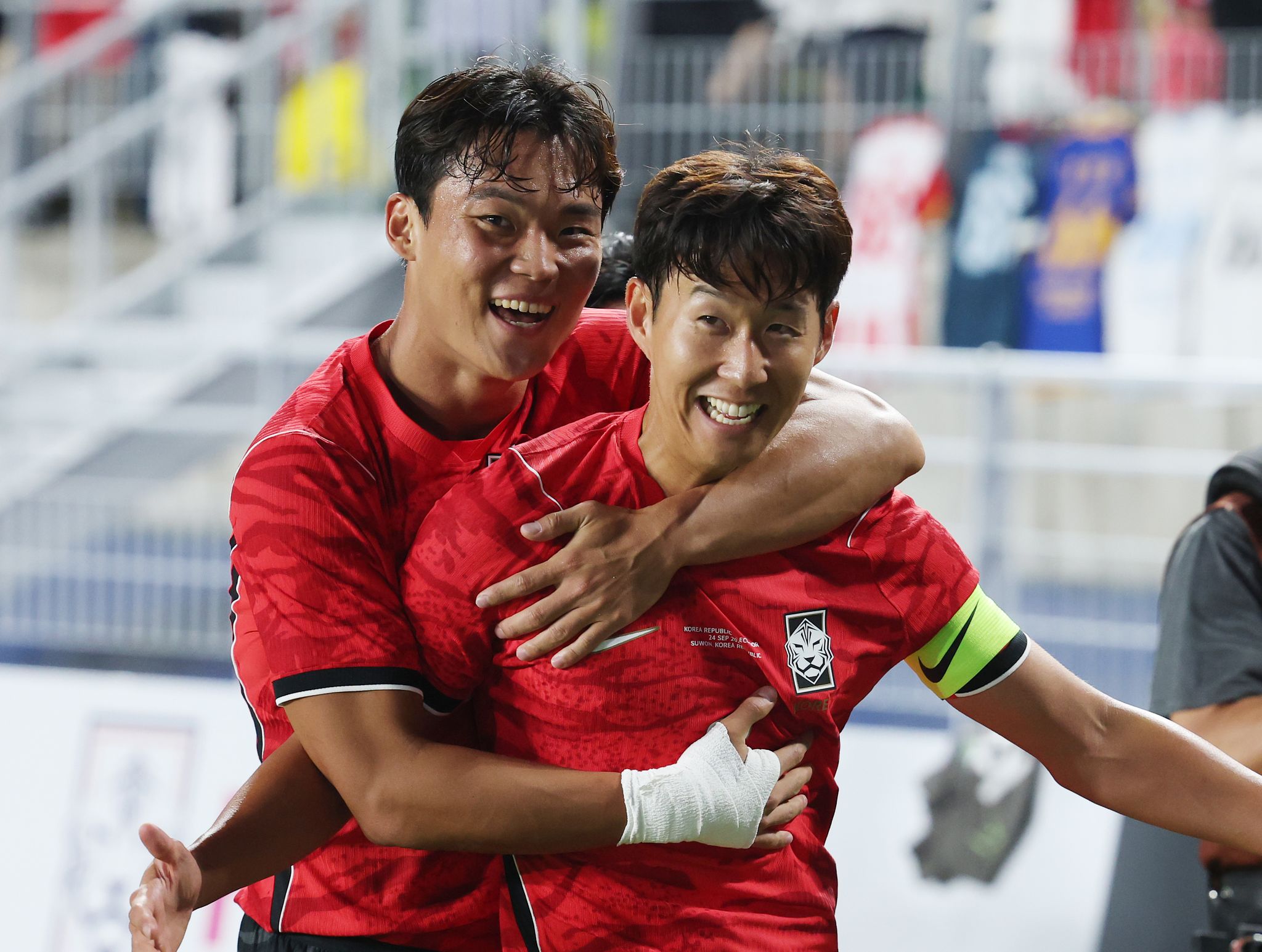 24일 수원월드컵경기장에서 열린 축구 국가대표 평가전 대한민국과 에콰도르의 경기, 손흥민이 득점을 한 뒤 오현규와 함께 기뻐하고 있다. 뉴스1