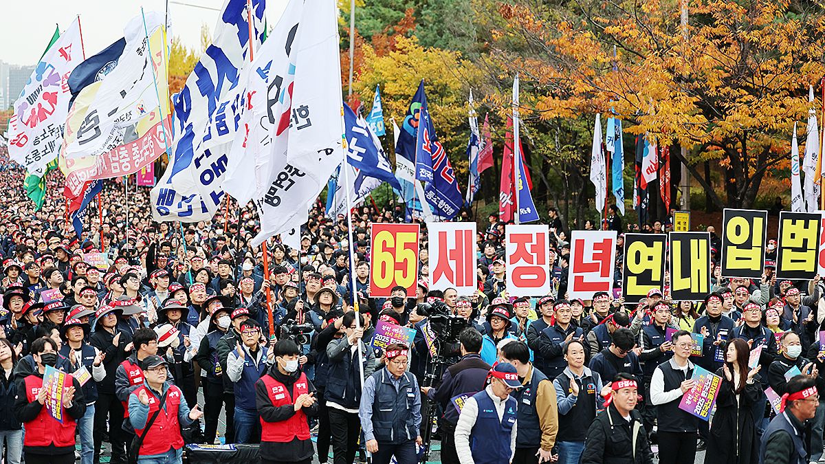 지난해 11월 8일 오후 서울 영등포구 여의대로에서 열린 2025 한국노총 전국노동자대회에서 노조 깃발이 입장하고 있다. 한국노총은 이 자리에서 정년 만 65세 연장 법제화와 주 4.5일제 시행 등을 촉구했다. 뉴스1