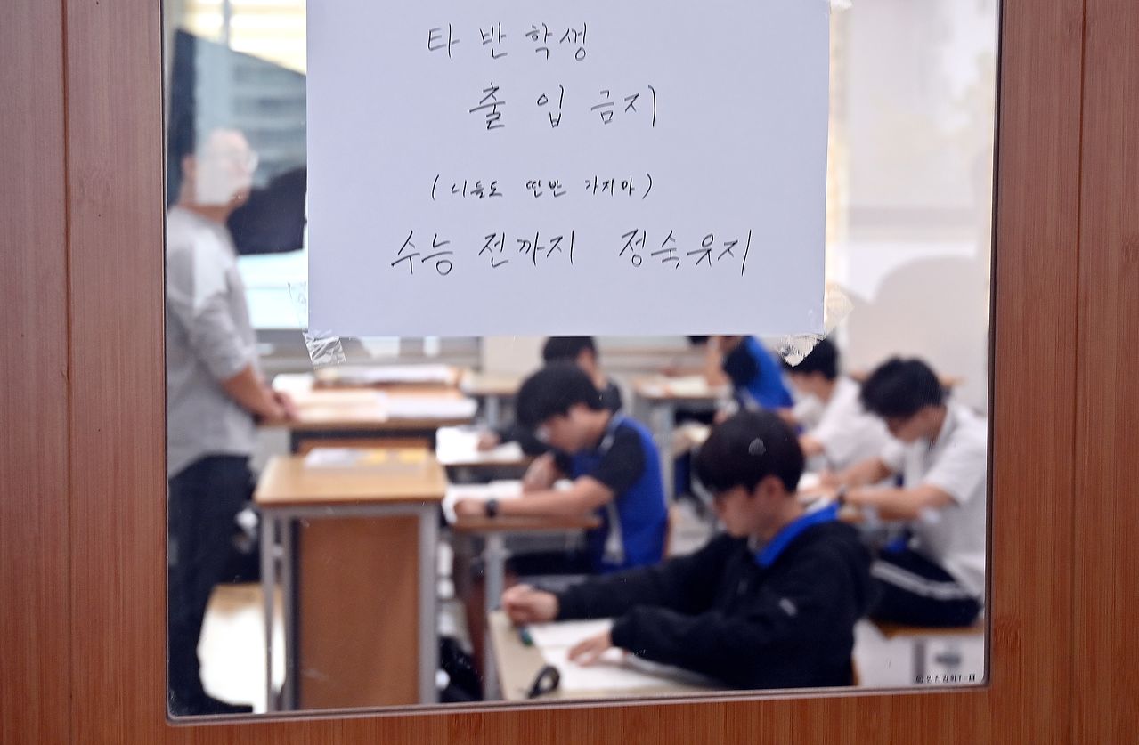 2027학년도 대학수학능력시험 전 마지막 모의평가가 치러진 지난 2일 대전 유성구 중일고에서 3학년 수험생들이 2교시 수학영역 문제를 풀고 있다.김성태 객원기자