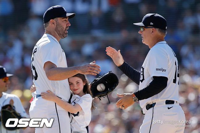 [사진] 디트로이트 저스틴 벌랜더가 딸을 안은 채 A.J. 힌치 감독과 인사하고 있다. ⓒGettyimages(무단전재 및 재배포 금지)