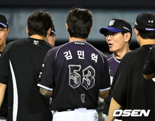 [OSEN=잠실, 이대선 기자] 프로야구 KT 위즈가 두산 베어스에 대승을 거두며 2위 삼성 라이온즈와 승차를 3경기 차이로 만들었다.KT는 27일 서울 잠실야장에서 열린 2026 KBO리그 두산과 시즌 16차전 마지막 맞대결에서 12-6으로 승리했다.장단 20안타를 폭발시켰다.경기 종료 후 KT 이강철 감독이 배제성과 승리의 기쁨을 나누고 있다. 2026.09.27 /sunday@osen.co.kr