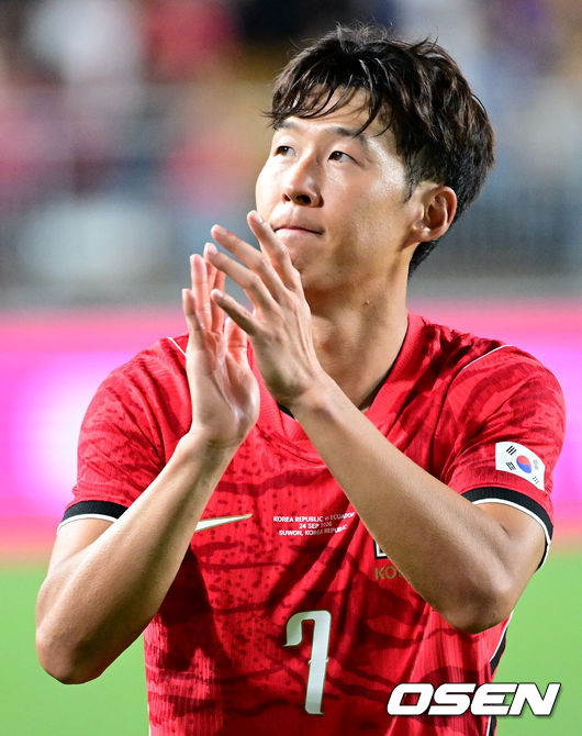 [OSEN=수원, 최규한 기자] 한국 축구가 로베르토 모레노 감독의데뷔전을대승으로 장식했다.모레노 임시 감독이 이끄는 대한민국 축구대표팀(FIFA 랭킹 32위)은24일 수원월드컵경기장에서 열린 9월 A매치 평가전에서 에콰도르(FIFA 랭킹 25위)를 3-0으로 제압했다.경기를 마치고 한국 손흥민이 피치를 돌며 팬들에게 인사를 전하고 있다. 2026.09.24 / dreamer@osen.co.kr