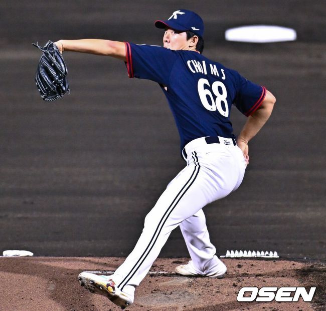 [OSEN=도요하시(일본), 박준형 기자) 22일 일본 아이치현 도요하시 시민구장에서 '2026 아이치·나고야 아시안게임' 조별리그 B조 2차전 한국과 홍콩의 경기가 진행됐다.대회 2연승을 노리는 야구대표팀은 이날 최민석을 선발투수로 내세웠다. 1회말 한국 선발투수 최민석이 역투하고 있다. 2026.09.22 / soul1014@osen.co.kr