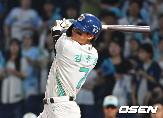 [OSEN=창원, 이석우 기자] 21일 창원NC파크에서 2026 신한 SOL KBO 리그 NC 다이노스와 삼성 라이온즈의 경기가 열렸다. 홈팀 NC는 토다가, 방문팀 삼성은 원태인이 선발 출전했다. NC 다이노스 김주원이 3회말 1사 1루 좌익수 오른쪽 안타를 치고 있다. 2026.08.21 / foto0307@osen.co.kr