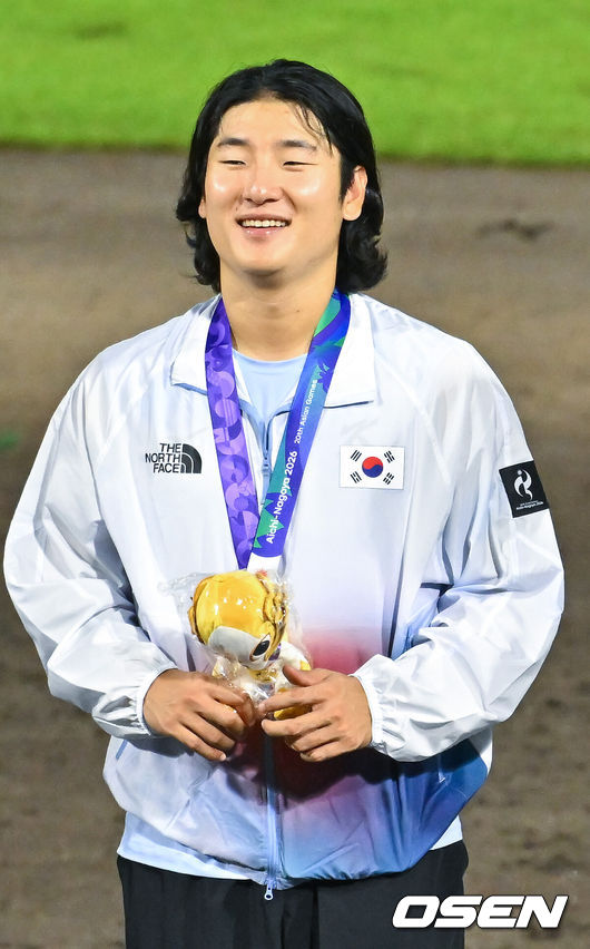 [OSEN=도요하시(일본), 박준형 기자] 한국야구가 우여곡절 끝 아시안게임 5회 연속 금메달을 해냈다.류지현 감독이 이끄는 한국 야구대표팀은 27일 일본 아이치현 도요하시 시민구장에서 열린 2026 아이치-나고야 아시안게임 일본과 결승전에서 3-1로 승리했다.시상식에서 곽빈이 미소 짓고 있다.    2026.09.27 / soul1014@osen.co.kr