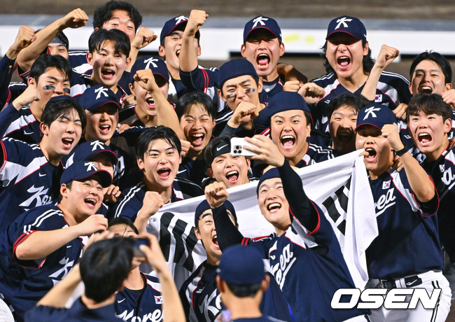 [OSEN=도요하시(일본), 박준형 기자] 한국야구가 우여곡절 끝 아시안게임 5회 연속 금메달을 해냈다. 류지현 감독이 이끄는 한국 야구대표팀은 27일 일본 아이치현 도요하시 시민구장에서 열린 2026 아이치-나고야 아시안게임 일본과 결승전에서 3-1로 승리했다.금메달 확정 후 야구대표팀이 셀카를 찍고 있다. 2026.09.27 / soul1014@osen.co.kr