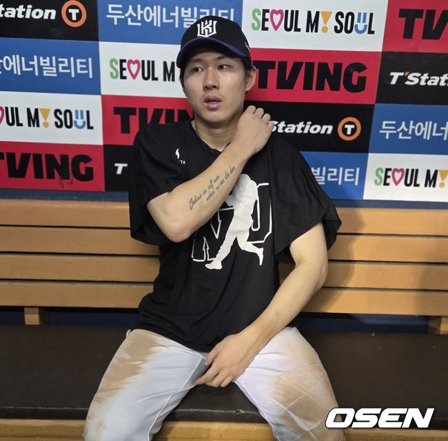 [OSEN=잠실, 한용섭 기자] 프로야구 KT 위즈 최원준이 27일 잠실구장에서 열린 두산 베어스와 경기에서 5안타를 몰아치며 맹활약했다. 경기 후 인터뷰를 하고 있다. /orange@osen.co.kr