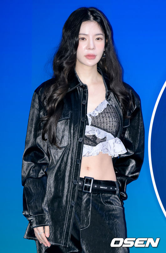 [OSEN=조은정 기자]6일 서울 동대문디자인플라자(DDP)에서 '2026F/W서울패션위크' 두칸 패션쇼 및 포토월 행사가 진행됐다.2026F/W서울패션위크는 오는 8일까지DDP를 중심으로 패션쇼(15개 브랜드), 트레이드쇼(92개 브랜드), 서울패션포럼, 시민참여 프로그램 등으로 꾸며진다.가수 장재인이 포즈를 취하고 있다. 2026.02.06 /cej@osen.co.kr