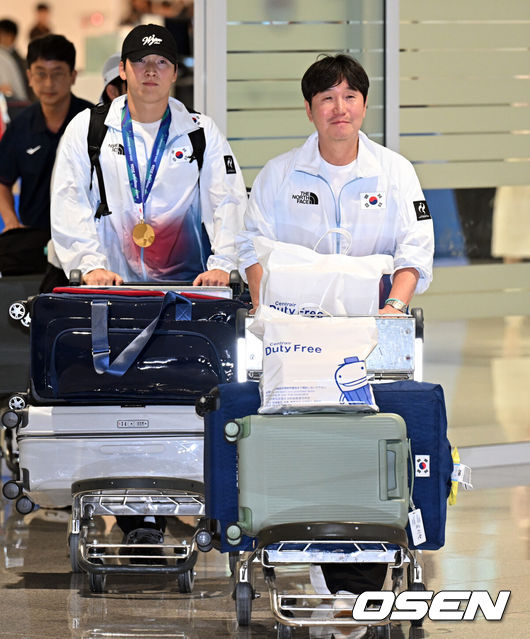 [OSEN=인천공항, 조은정 기자]2026 아이치·나고야 아시안게임에서 금메달을 차지한 야구 대표팀이 28일 인천국제공항을 통해 귀국했다.한국 야구 대표팀은 금메달을 따내며 2010년 광저우 대회를 시작으로 2014년 인천, 2018년 자카르타-팔렘방, 2023년 항저우, 2026년 나고야-아이치까지 아시안게임 5회 연속 우승을 달성했다.류지현 감독을 비롯한 야구대표팀이 입국장을 나서고 있다.. 2026.09.28 /cej@osen.co.kr