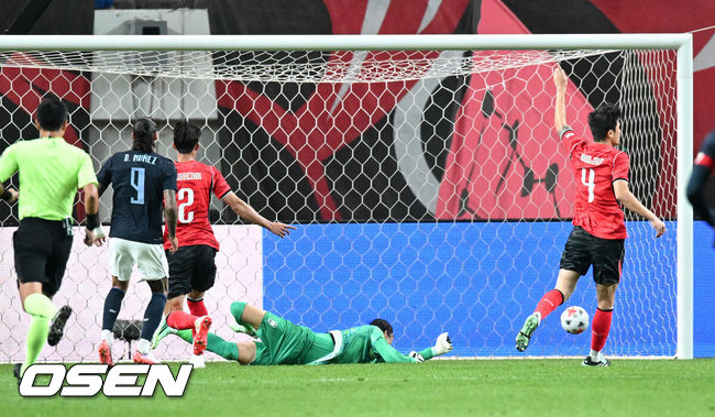 [OSEN= 서울월드컵경기장, 이대선 기자] 로베르토 모레노 감독이 이끄는 한국 축구대표팀이 28일 서울월드컵경기장에서 우루과이와 A매치 경기를 가졌다.한국은 지난 24일 오현규, 손흥민, 이동경의 연속골이 터져 에콰도르를 3-0으로 제압했다. 모레노 감독은 한국대표팀 데뷔전에서 승리를 신고했다.전반 우루과이 다윈 누녜스가 선제골을 성공시키고 있다. 2026.09.28 / sunday@osen.co.kr