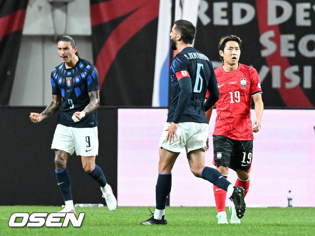 [OSEN= 서울월드컵경기장, 이대선 기자] 로베르토 모레노 감독이 이끄는 한국 축구대표팀이 28일 서울월드컵경기장에서 우루과이와 A매치 경기를 가졌다.한국은 지난 24일 오현규, 손흥민, 이동경의 연속골이 터져 에콰도르를 3-0으로 제압했다. 모레노 감독은 한국대표팀 데뷔전에서 승리를 신고했다.전반 한국 이강인이 우루과이 히오르히안 데 아라스카에타에게 두 번째 골을 허용하고 아쉬워하고 있다. 2026.09.28 / sunday@osen.co.kr