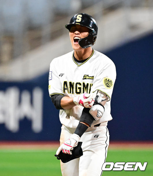 [OSEN=지형준 기자] 28일 서울 고척스카이돔에서 2026 KBO 퓨처스리그 챔피언 결정전 울산 웨일즈와 상무 피닉스의 경기가 열렸다.울산은 오카다, 상무는 김대호가 선발로 나섰다.5회말 2사 2루에서 상무 박지환이 1타점 좌중간 2루타를 날리며 기뻐하고 있다. 2026.09.28 / jpnews@osen.co.kr