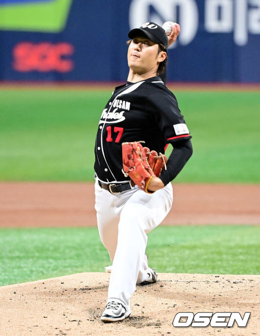 [OSEN=지형준 기자] 28일 서울 고척스카이돔에서 2026 KBO 퓨처스리그 챔피언 결정전 울산 웨일즈와 상무 피닉스의 경기가 열렸다.울산은 오카다, 상무는 김대호가 선발로 나섰다.1회말 울산 오카다가 역투하고 있다. 2026.09.28 / jpnews@osen.co.kr