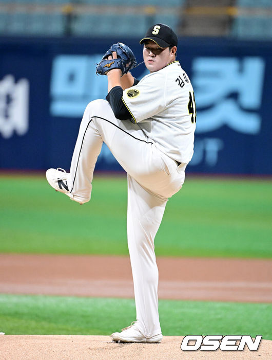 [OSEN=지형준 기자] 28일 서울 고척스카이돔에서 2026 KBO 퓨처스리그 챔피언 결정전 울산 웨일즈와 상무 피닉스의 경기가 열렸다.울산은 오카다, 상무는 김대호가 선발로 나섰다.1회초 상무 김대호가 역투하고 있다. 2026.09.28 / jpnews@osen.co.kr