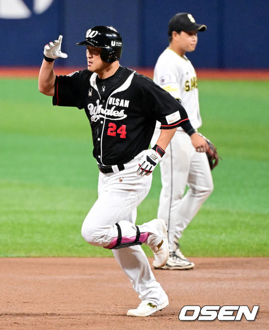 [OSEN=지형준 기자] 28일 서울 고척스카이돔에서 2026 KBO 퓨처스리그 챔피언 결정전 울산 웨일즈와 상무 피닉스의 경기가 열렸다.울산은 오카다, 상무는 김대호가 선발로 나섰다.1회초 1사 2루에서 울산 하재훈이 선제 투런포를 날리며 기뻐하고 있다. 2026.09.28 / jpnews@osen.co.kr
