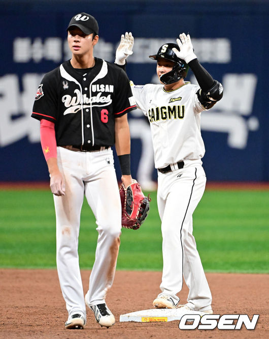 [OSEN=지형준 기자] 28일 서울 고척스카이돔에서 2026 KBO 퓨처스리그 챔피언 결정전 울산 웨일즈와 상무 피닉스의 경기가 열렸다.울산은 오카다, 상무는 김대호가 선발로 나섰다.4회말 1사 1,3에서 상무 이태경이 2타점 적시 2루타를 날리며 기뻐하고 있다. 2026.09.28 / jpnews@osen.co.kr