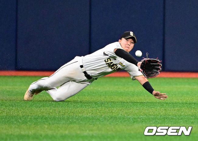 [OSEN=지형준 기자] 28일 서울 고척스카이돔에서 2026 KBO 퓨처스리그 챔피언 결정전 울산 웨일즈와 상무 피닉스의 경기가 열렸다.울산은 오카다, 상무는 김대호가 선발로 나섰다.7회초 1사에서 상무 정현승이 울산 노강민의 안타성 타구에 다이빙 캐치를 선보이고 있다. 2026.09.28 / jpnews@osen.co.kr