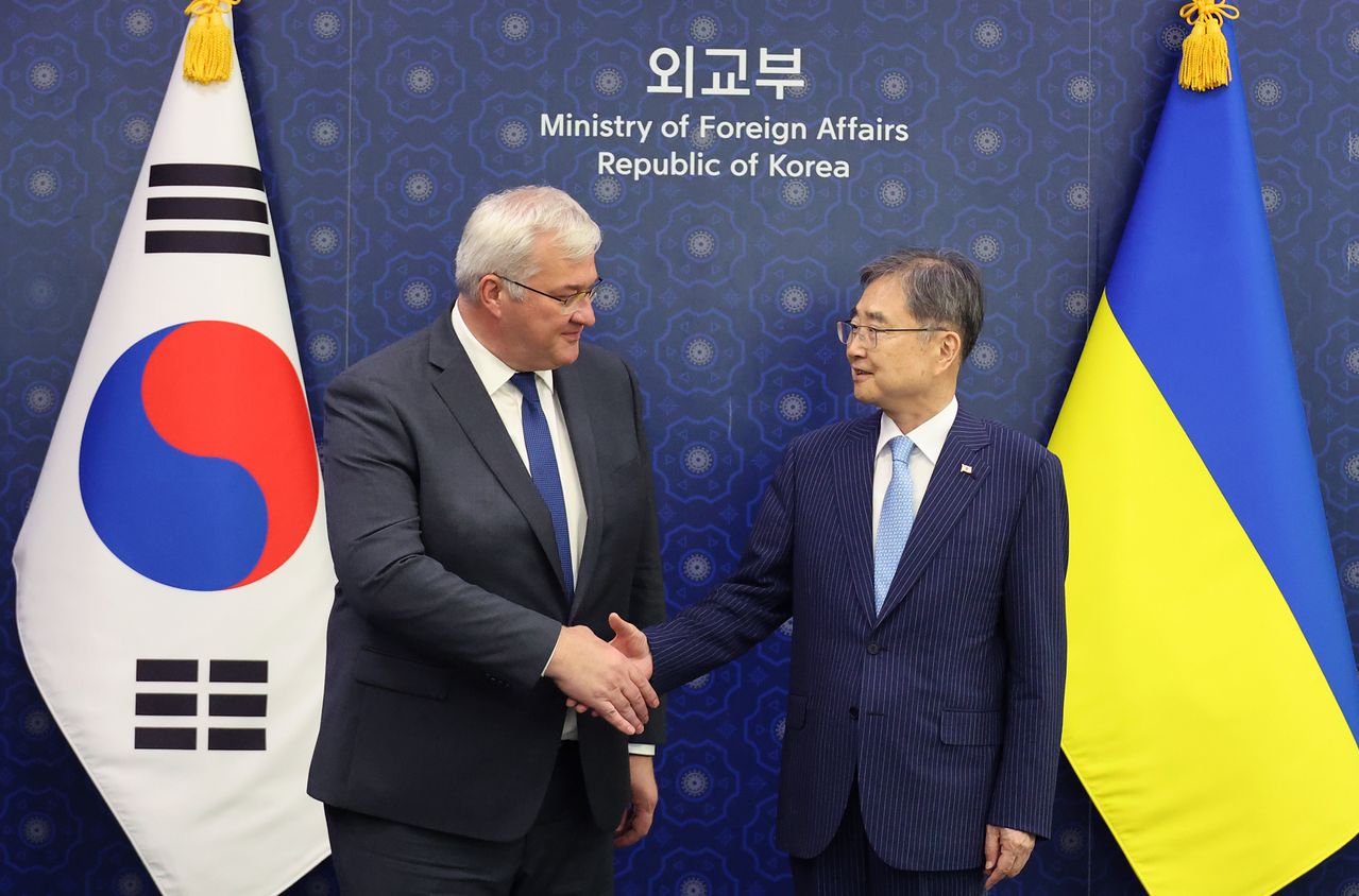 조현 외교부 장관이 지난 6월 30일 오후 서울 종로구 정부서울청사 별관 외교부에서 방한 중인 안드리 시비하 우크라이나 외교장관과 만나 기념촬영하고 있다. 연합뉴스