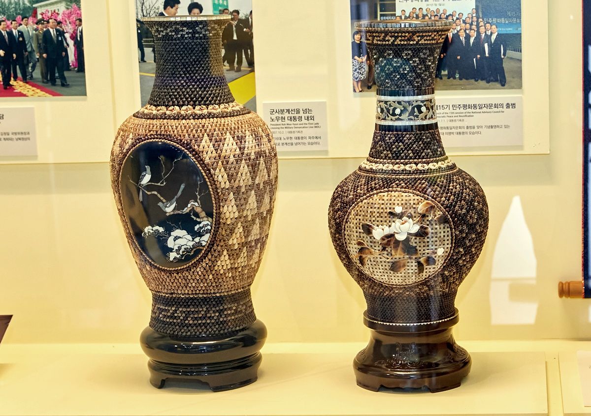 연형묵 북한 총리가 제13대 노태우 대통령 예방 시 선물한 까치와 꽃문양이 있는 소라장식 화병. 