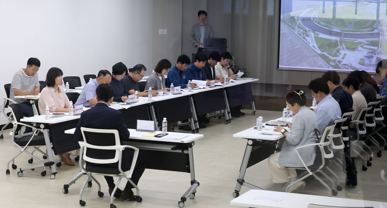 부산 북항 친수공원 수로에 11일째 머물고 있는 상어 ‘부캉이’의 방류 여부를 논의하는 회의가 28일 부산시 주재로 북항친수공원 회의실에서 열렸다. 송봉근 객원기자 