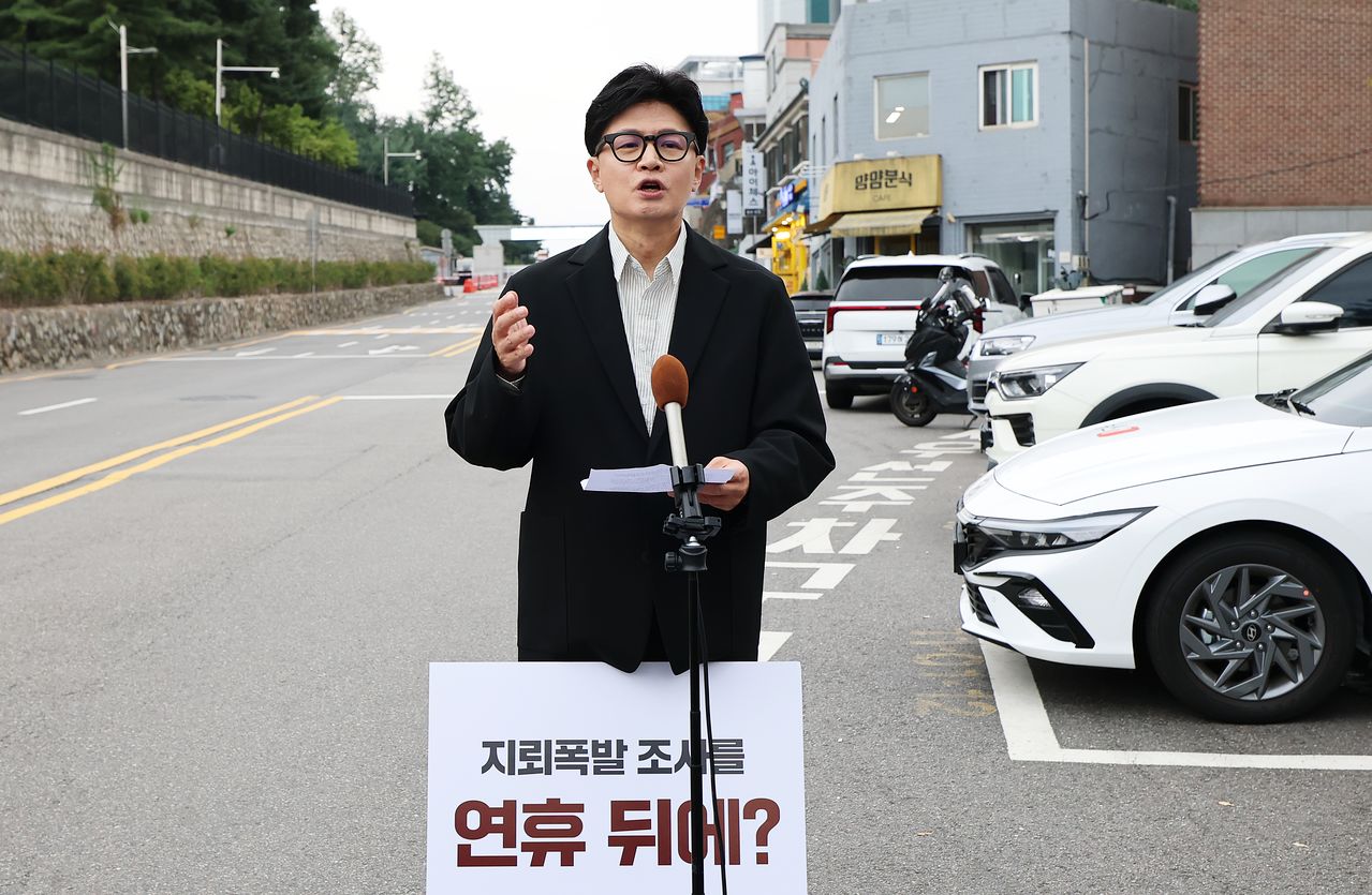 \한동훈 무소속 의원이 24일 오후 서울 용산구 국방부 앞에서 기자회견을 열고 'DMZ 지뢰 폭발' 현장 조사를 촉구하는 1인 시위를 하고 있다. 뉴스1