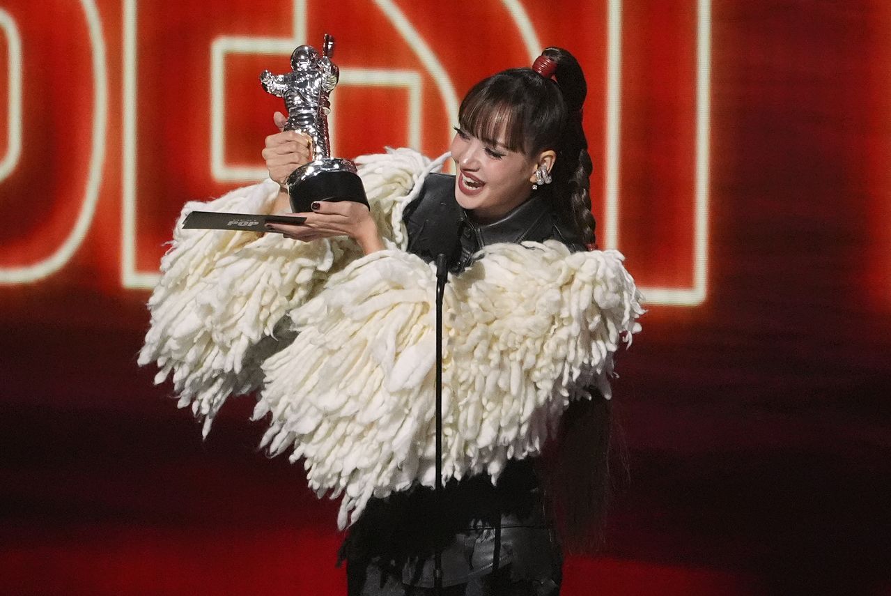 리사가 27일 미국 로스앤젤레스 피콕 시어터에서 열린 MTV 비디오 뮤직 어워즈에서 ‘드림’으로 베스트 팝 부문 상을 받고 있다. [연합=AP]
