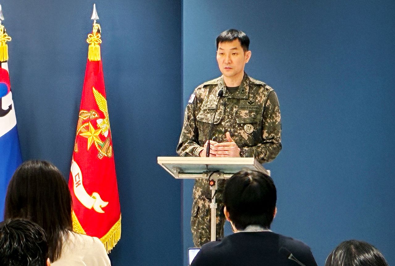 황주봉 합동참모본부 작전1차장이 28일 서울 용산구 국방부에서 '비무장지대(DMZ) 지뢰 추정 폭발사고' 현장 조사에 관한 브리핑을 하고 있다. 뉴스1