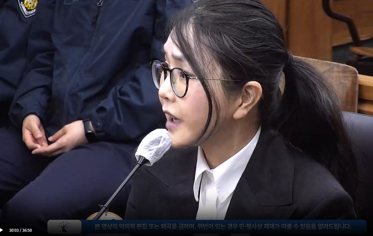 김건희 여사가 지난 4월 13일 서울 서초구 서울중앙지법 형사합의33부(이진관 부장판사) 심리로 열린 박성재 전 법무부 장관의 내란 중요임무 종사 혐의 사건의 속행 공판에 증인으로 출석해 증언하고 있다. 서울중앙지법 제공